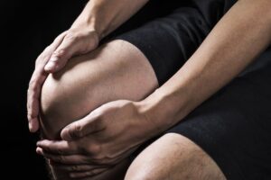 膝の内側が痛む理由とは？具体的な症状と改善について