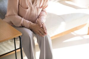 膝の痛み 高齢者に多い原因と治療法を徹底解説