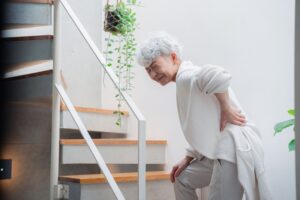 膝の痛み 腰との関係を徹底解説｜原因と予防法を紹介