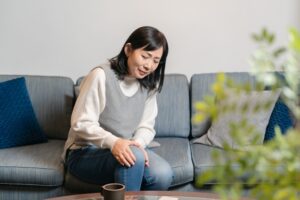 膝の痛み｜更年期にひざが悪化する理由と正しいケア方法