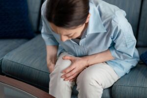変形性膝関節症 どんな人に多い？発症の特徴と原因を知る