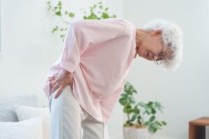 大腿骨頭壊死の症状と原因｜見逃されやすい初期症状と対処法