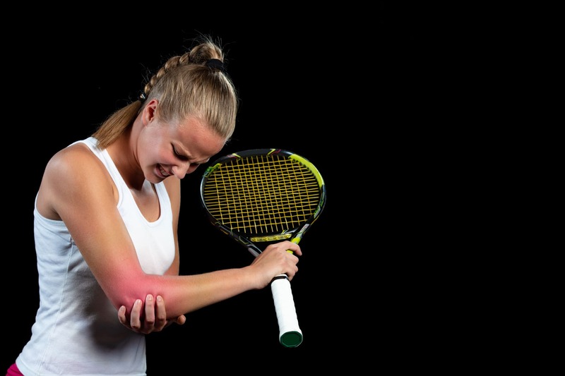 テニス肘で悩む女性