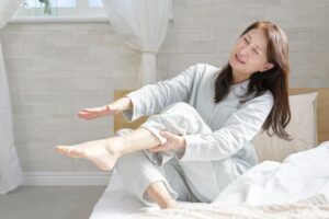 脳梗塞で足がつることはある？前兆と後遺症の違い、受診の目安を解説
